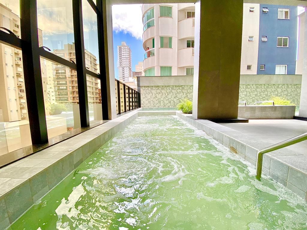 Piscina aquecida do condomínio